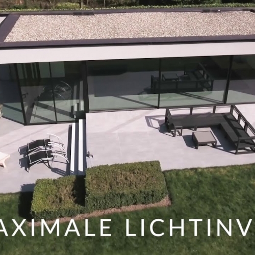 minimalistisch poolhouse met artline-schuifraam