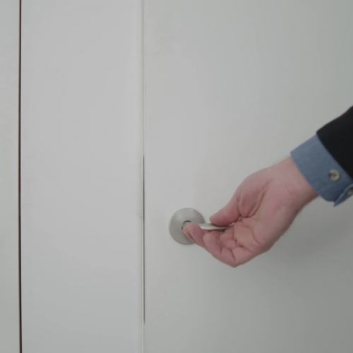 strak vlakwandig deursysteem met verborgen beslag